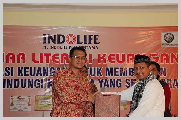 Penyerahan Sertifikat pada Program Edukasi dan Literasi Keuangan